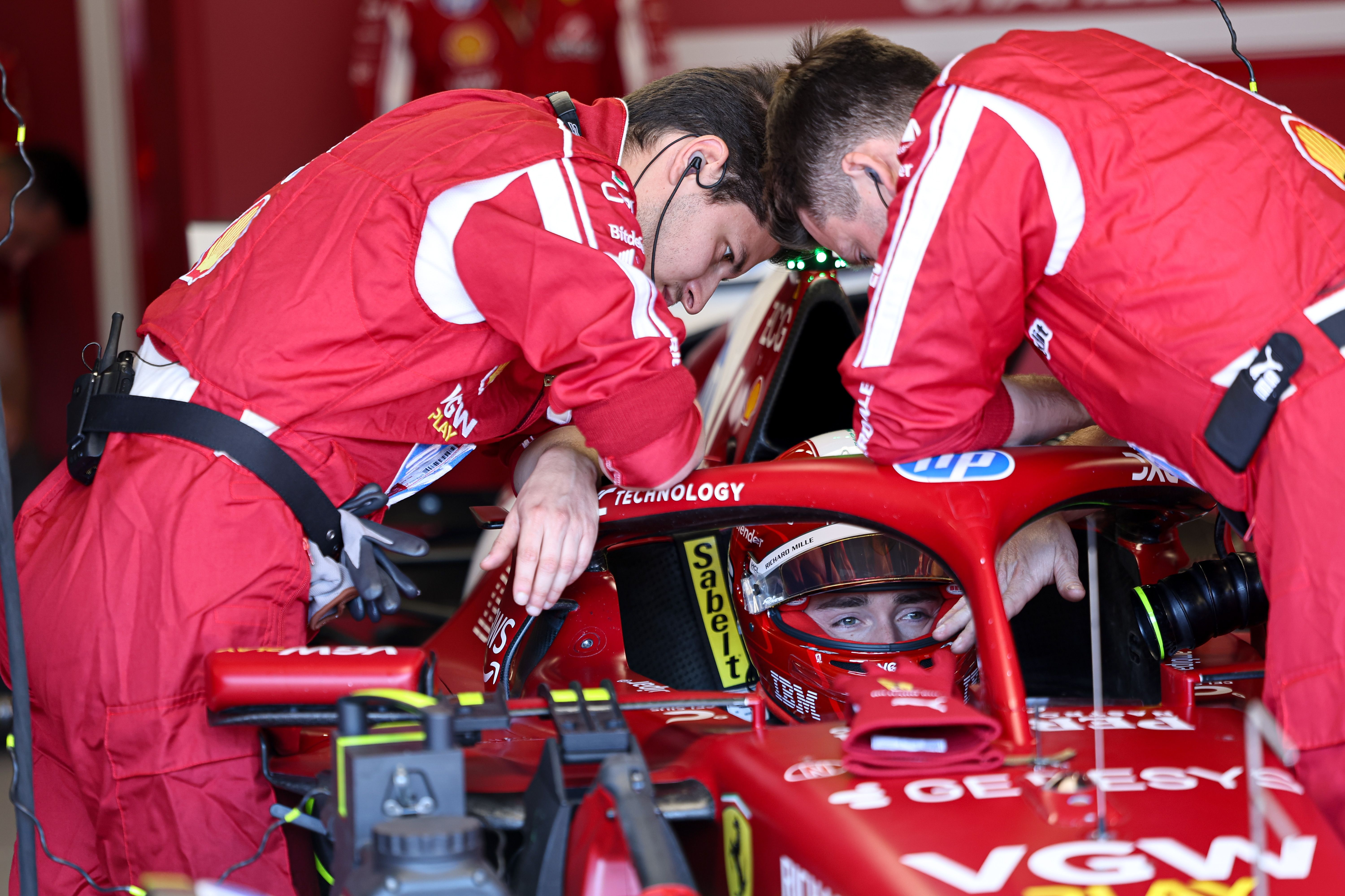 包含哈斯车队逆转阿斯顿马丁，维斯塔潘带队取胜的词条