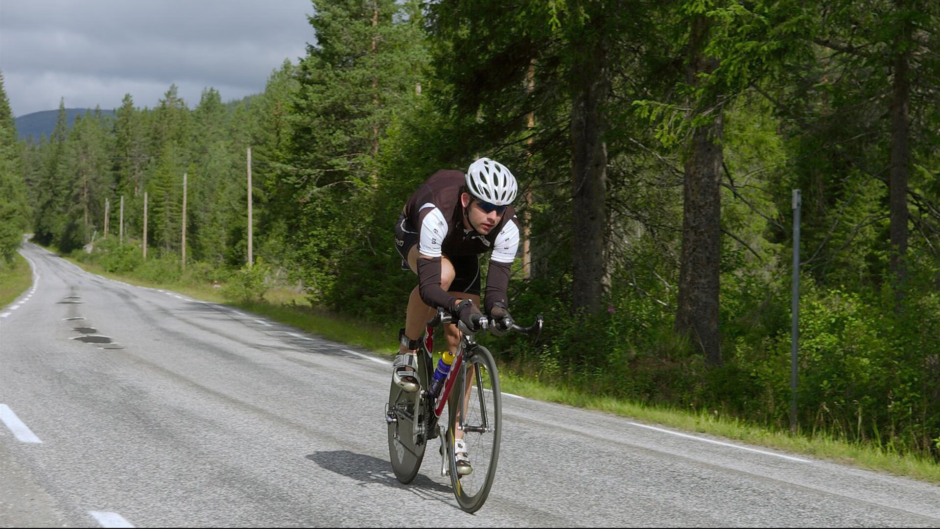 维斯塔潘惊艳四座，迈凯伦战术完胜红牛二队
